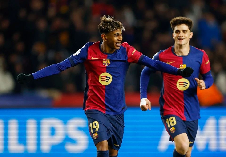 默特萨克、于大宝观战梅州U15vs浙江U15，并与小球员互动