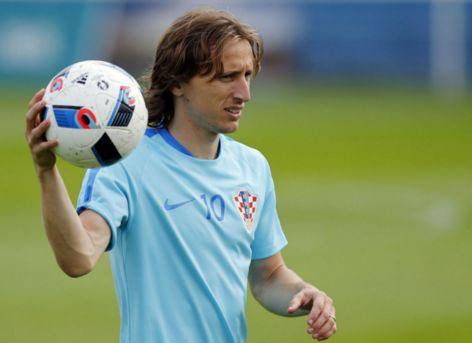 感谢恩师，出自崇明基地的海港球员将奖牌挂在徐根宝脖子上